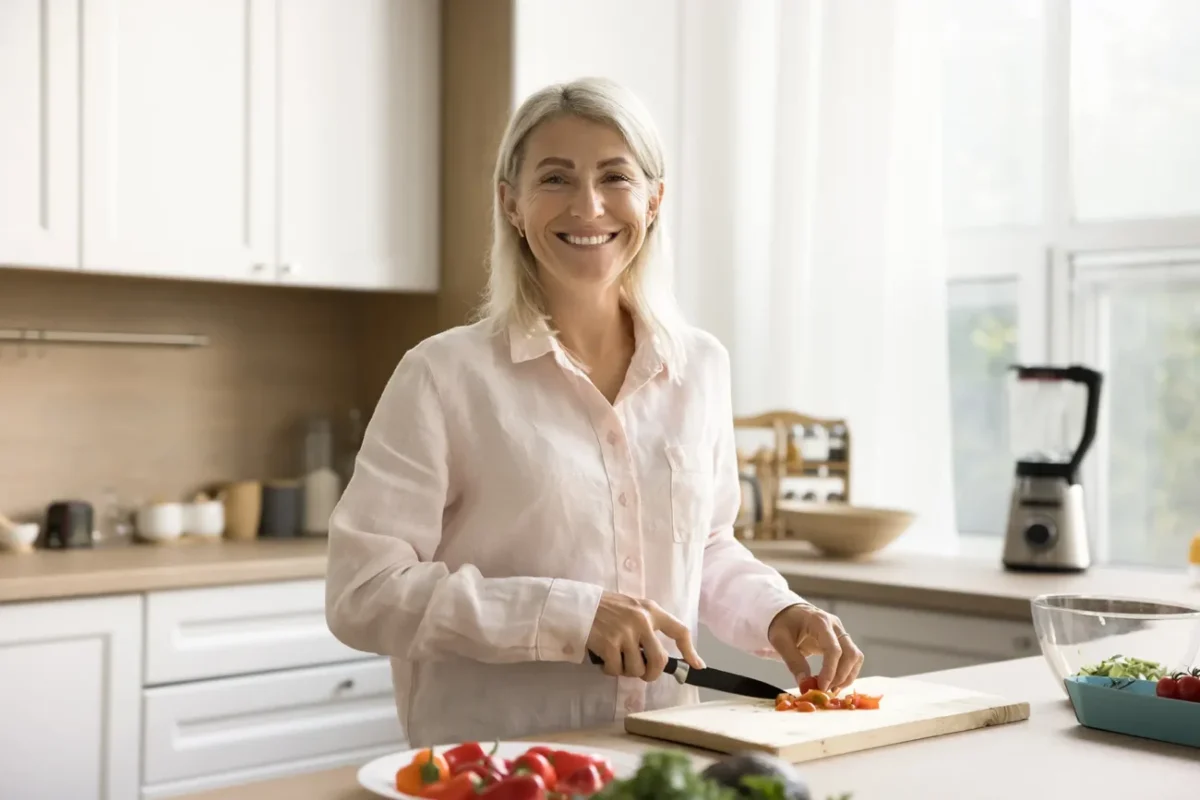 žena připravuje jídlo