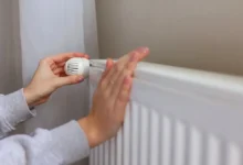 Žena ovládající topení
