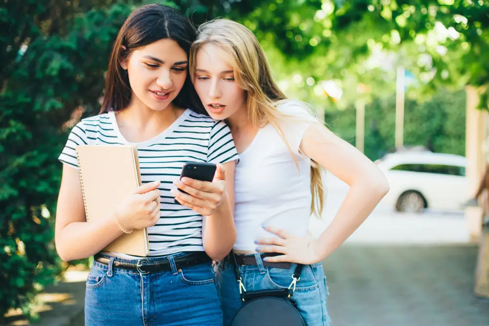 Dvě ženy s mobilem