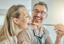žena a muž ochutnávají jídlo
