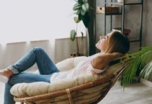 žena relaxuje v pokoji s květinami