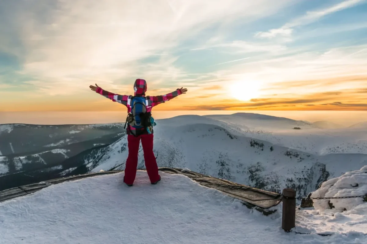 Žena při východu slunce na Sněžce