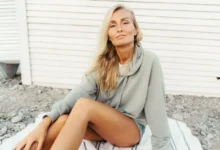 skandinávská žena sedí na zemi