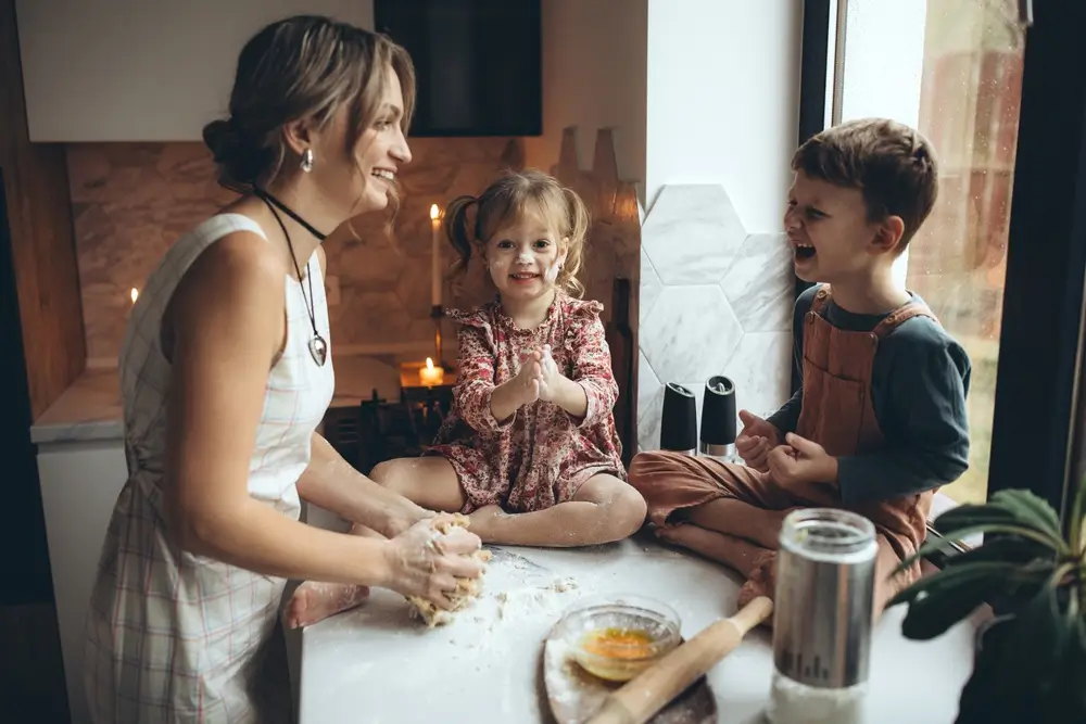 Žena s dětmi dělá těsto