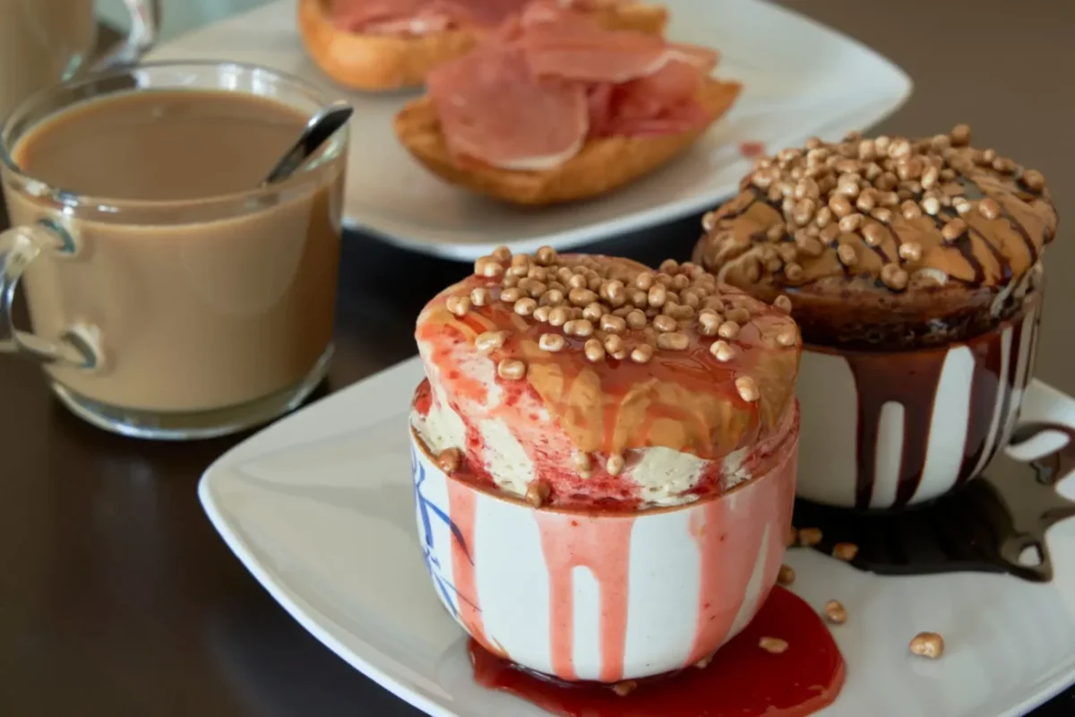 mug cakes na stole s kávou