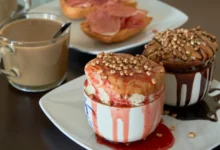 mug cakes na stole s kávou
