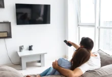 žena a muž se dívají na televizi