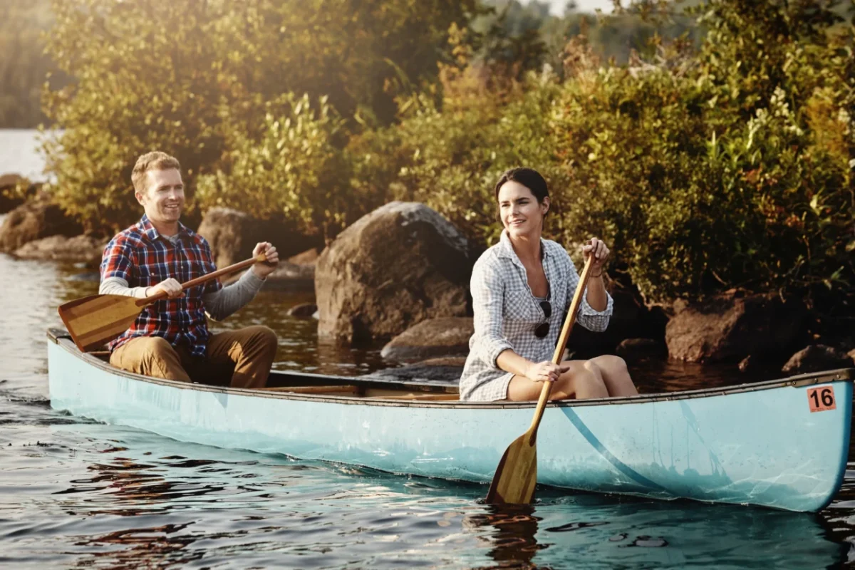 Žena s mužem se plaví na lodi.