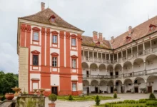 Zámek Opočno za bílého dne.