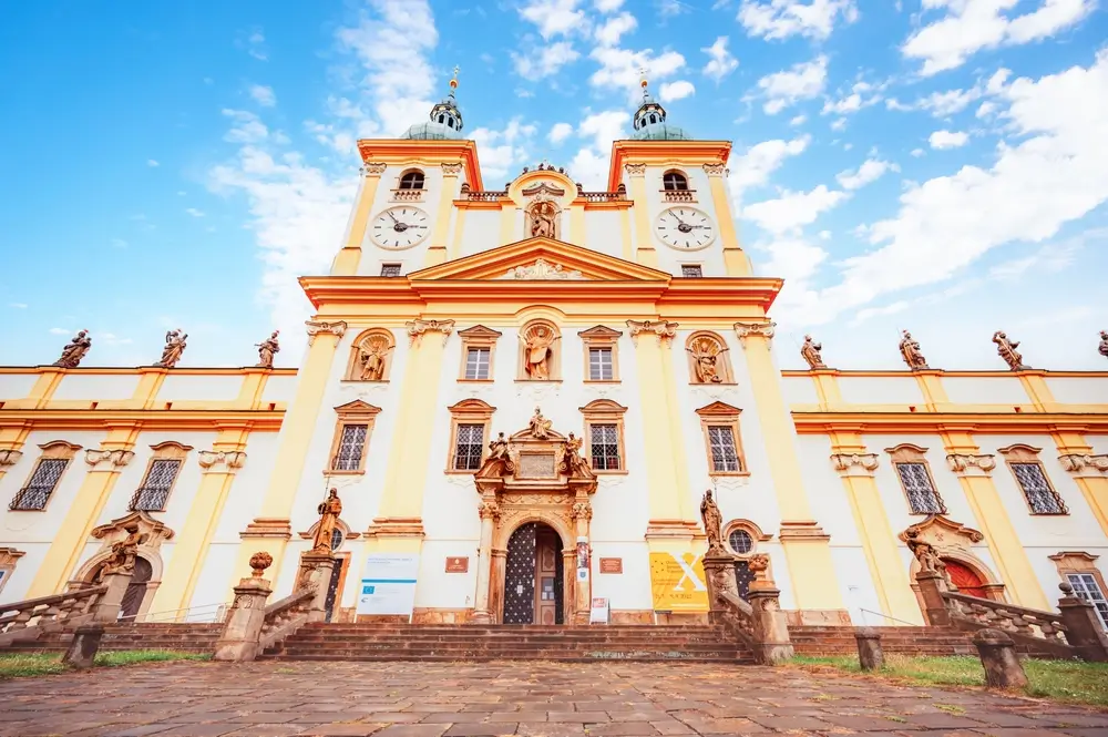 Přední strana Baziliky na Svatém Kopečku u Olomouce.