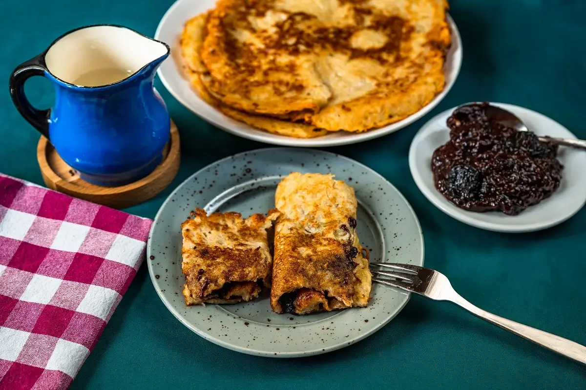 Bramborové placky s povidly a mákem