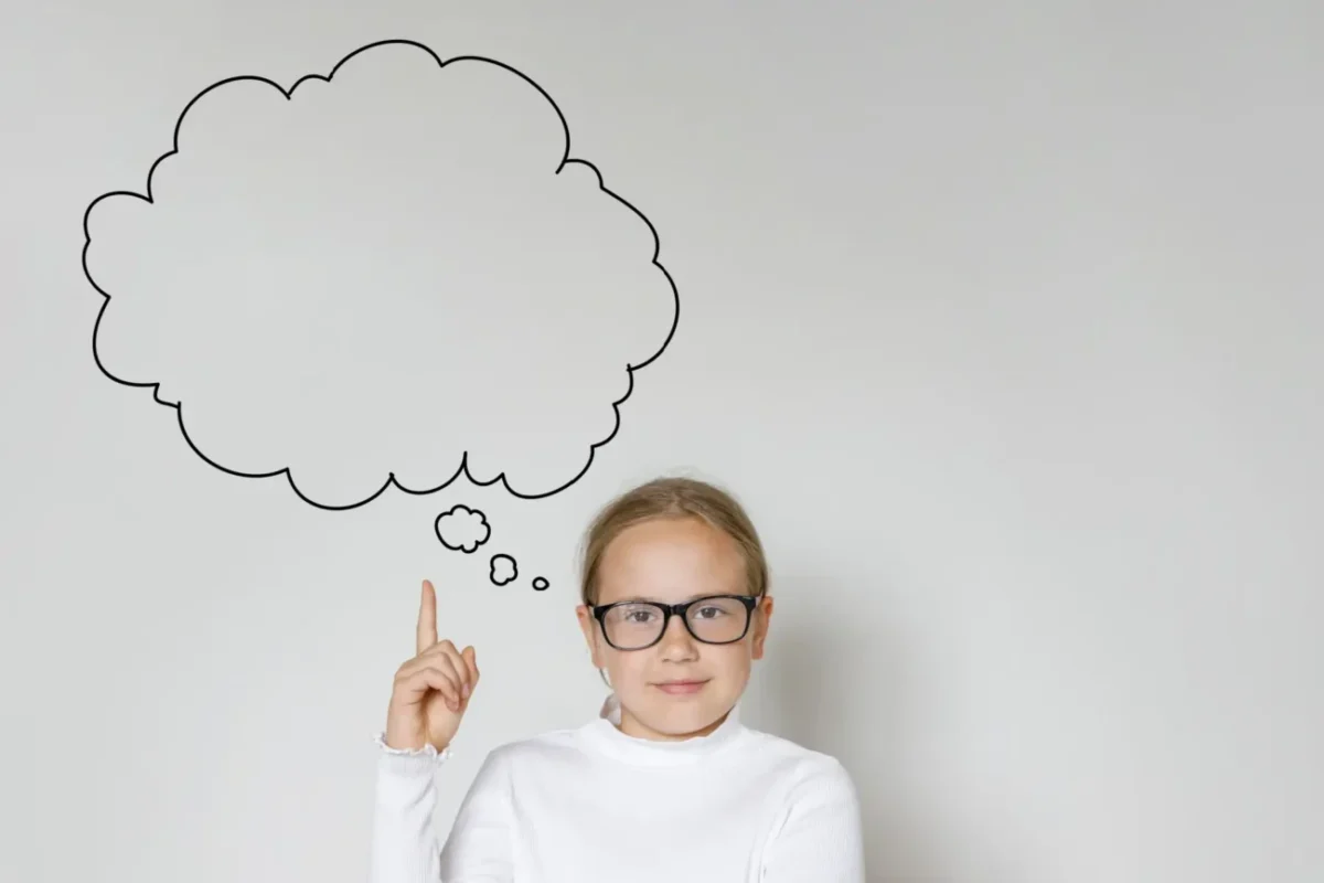 chytrá dívka se vztyčeným prstem ukazuje na bublinu myšlenek nad svojí hlavou