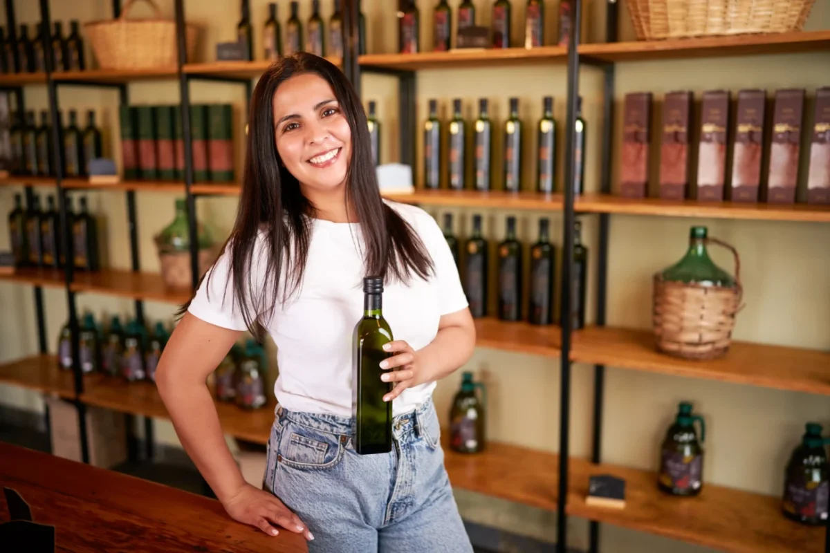 Žena, která drží olivový olej.