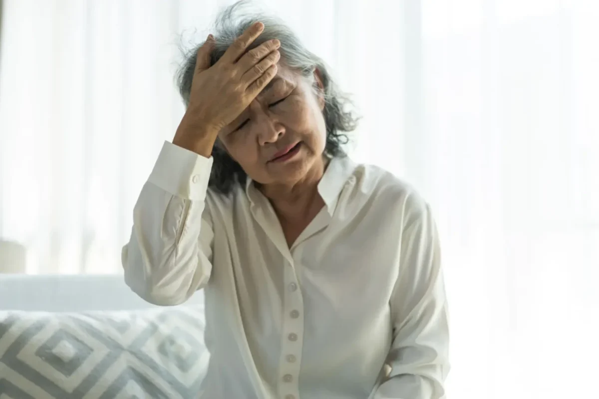 Starší nešťastná žena si drží hlavu