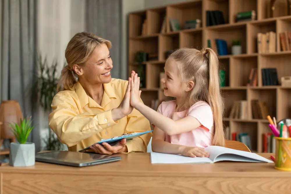 Maminka si plácá s dcerou.