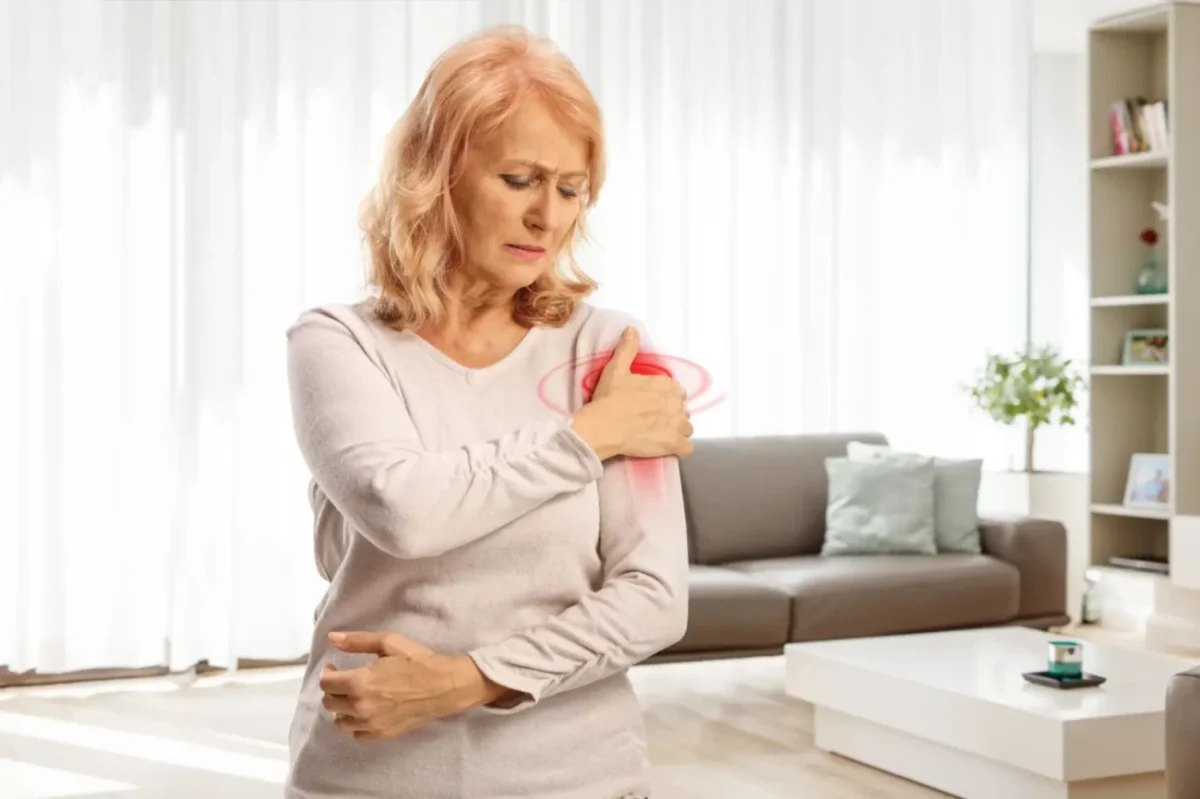 Žena se drží za bolavé rameno