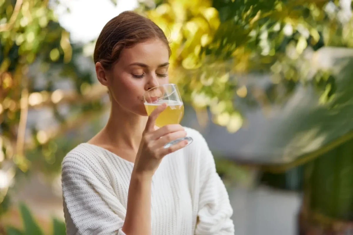 Spokojená žena pijící kombuchu