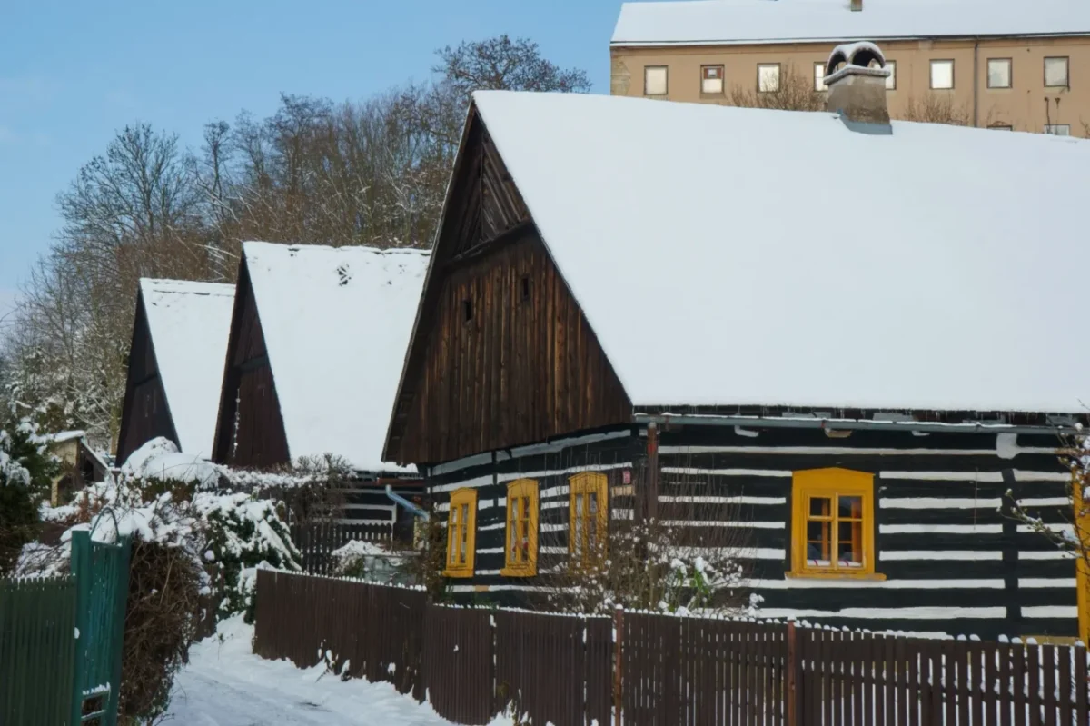 Roubené domy v Kuksu