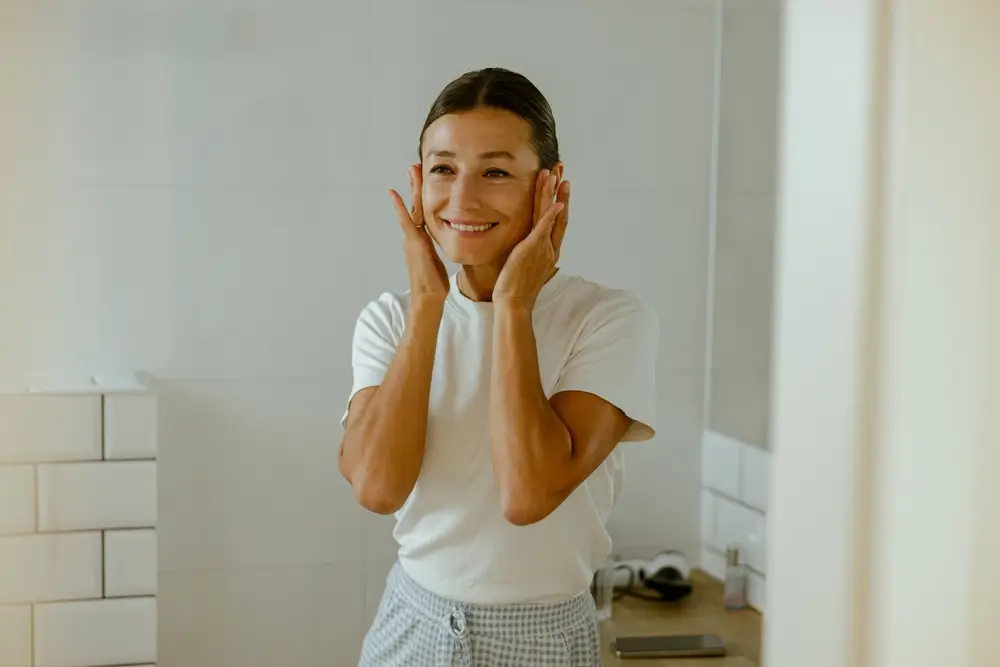 Žena si masíruje obličej.