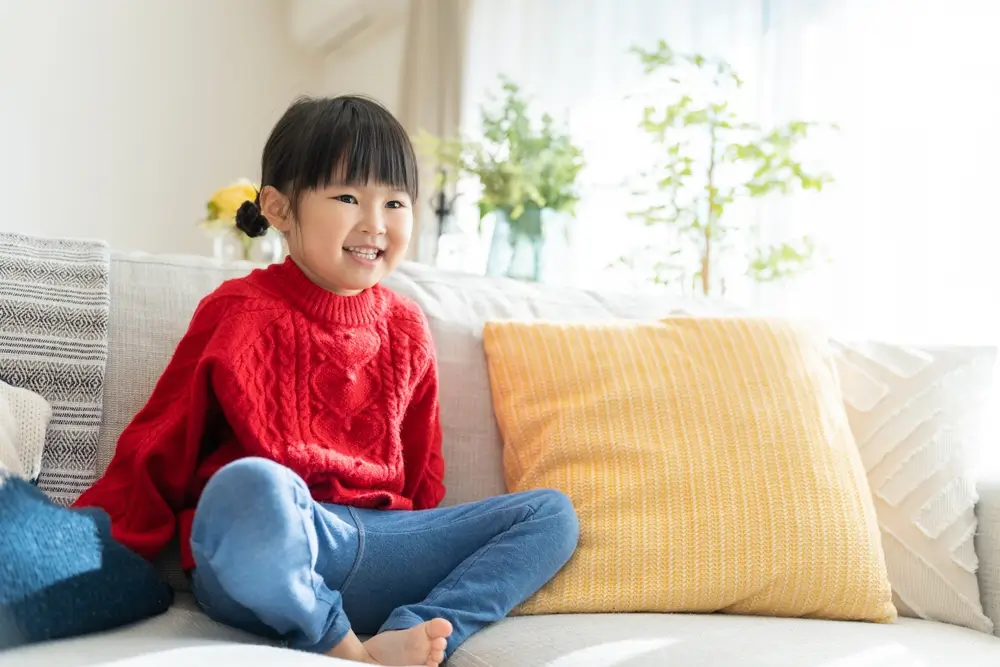 Japonské děti si oblíbily českou vílu Amálku | TVGURU.cz Japonská holčička sedící na gauči