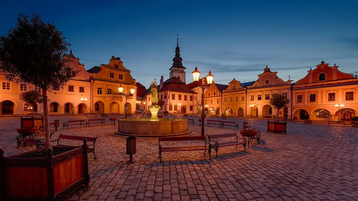 Náměstí v Pelhřimově v noci