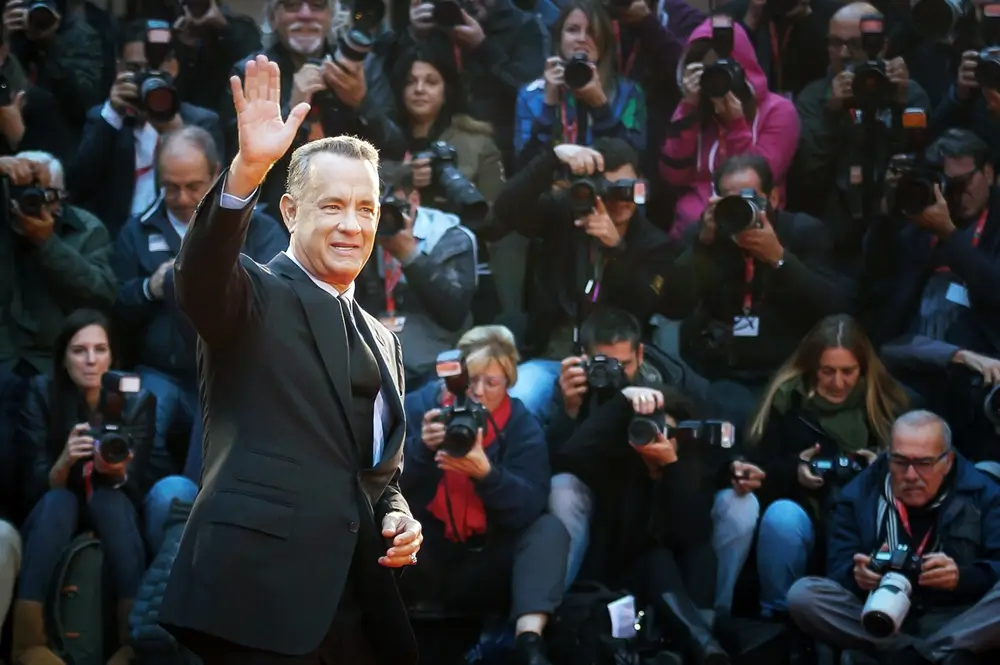 Tom Hanks a dav lidí.
