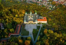Pohled z dronu na jedinečné poutní místo Svatá Hora u Příbrami, kam vede 424 metrů schodů.