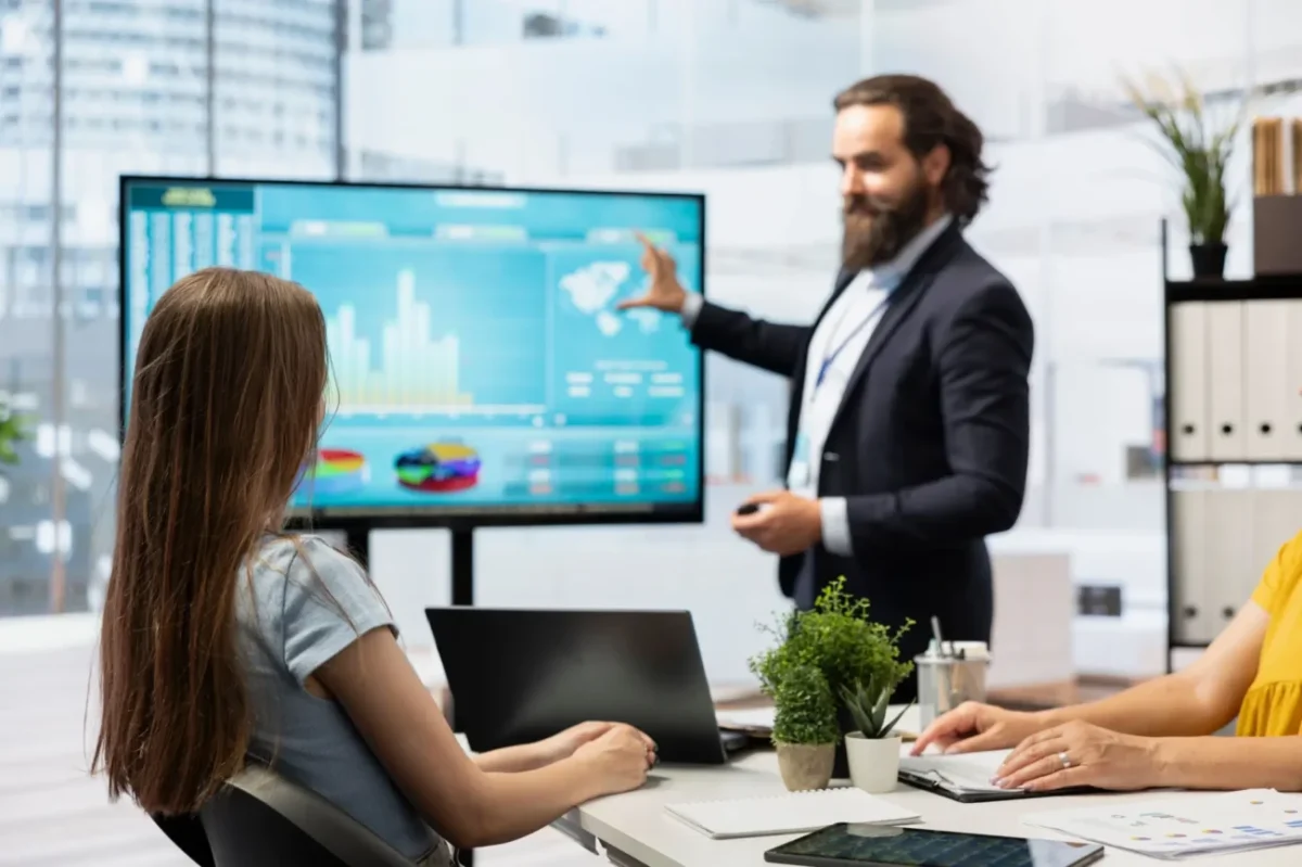 Finanční poradce radí s investicemi do akcií