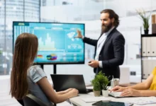 Finanční poradce radí s investicemi do akcií