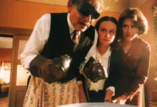 Scéna z filmu Pelíšky s Jiřím Kodetem.