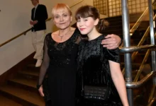 Pavla Tomicová na fotce pózuje s dcerou Anežkou. Obě jsou slavnostně oblečené.