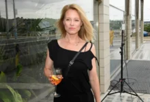 Linda Rybová se skleničkou v ruce.