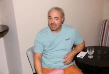 Martin Zounar sedící u stolu.