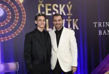Leoš Mareš usmívající se na fotku synem na Českém slavíkovi.