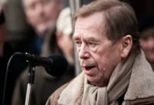 Mračící se Václav Havel.