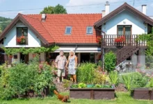 Roman Skamene stojí se svou manželkou před chalupou
