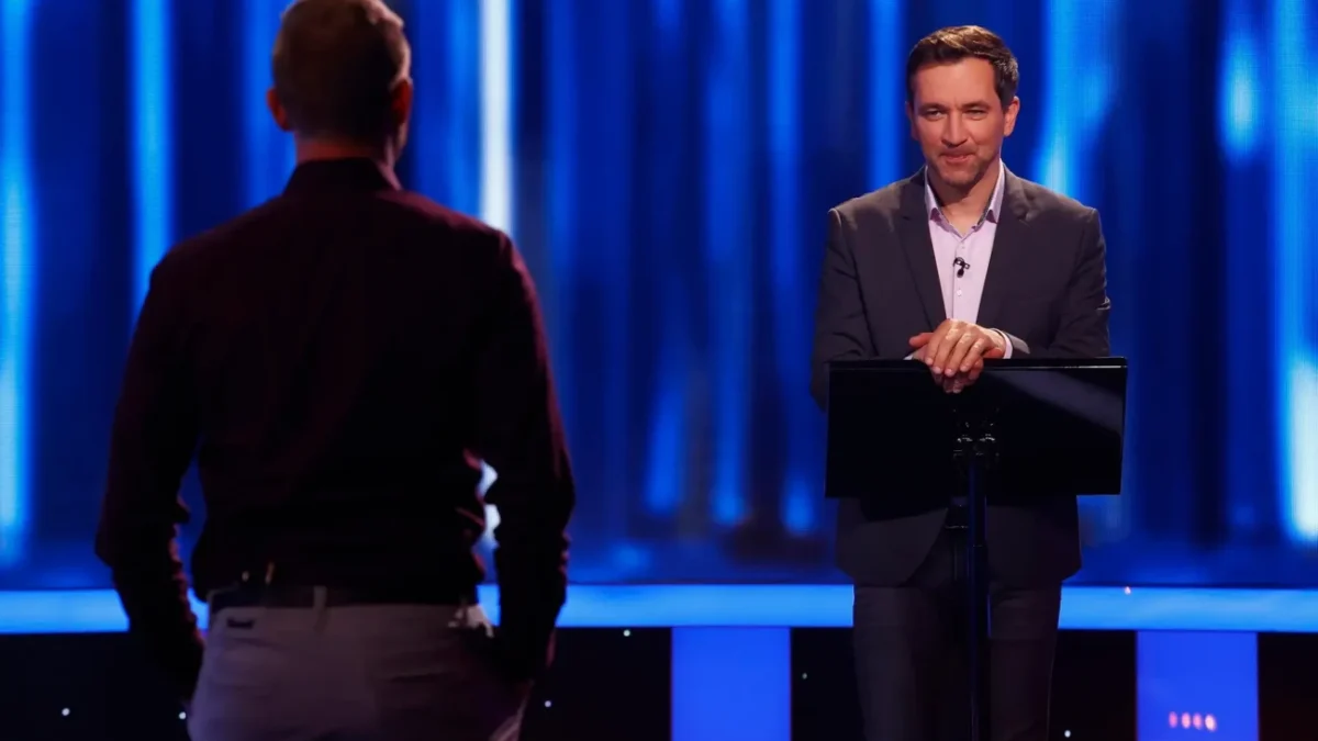 Ondřej Sokol při moderování televizní show.