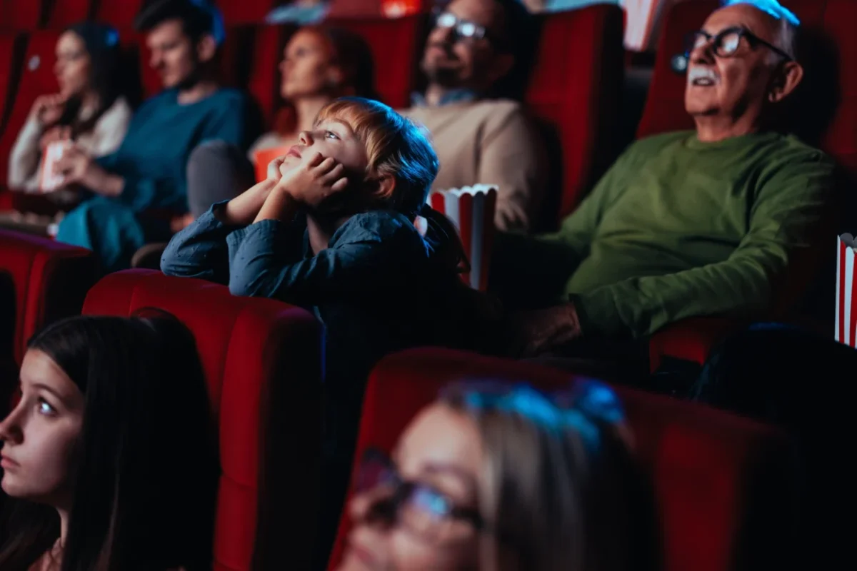 Znuděná holčička v kině.