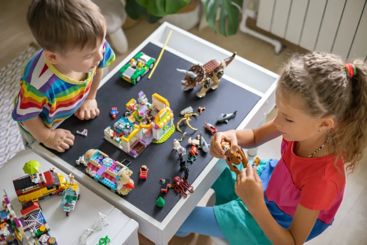 Děti hrající se s legem.