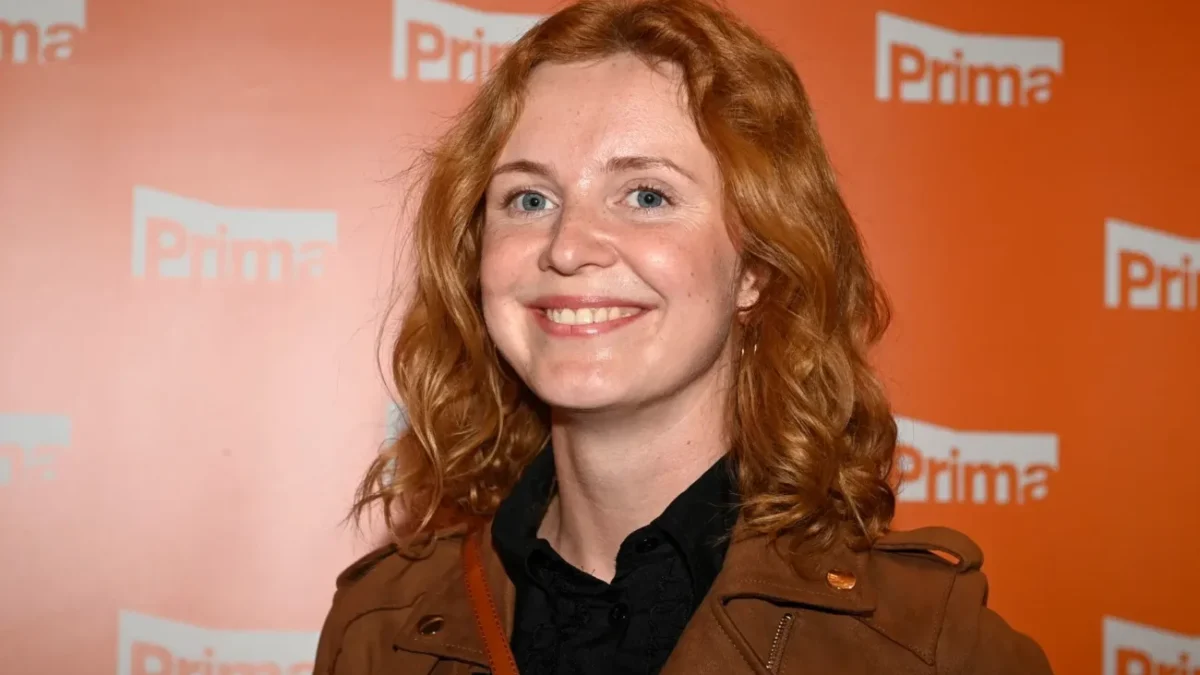 Martina Babišová se usmívá.