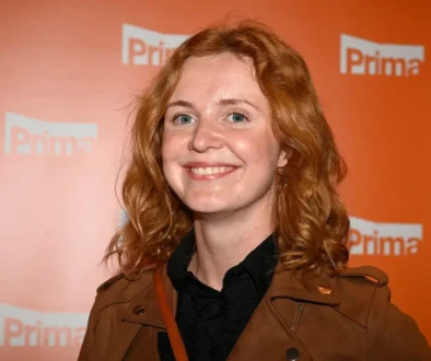 Martina Babišová se usmívá.