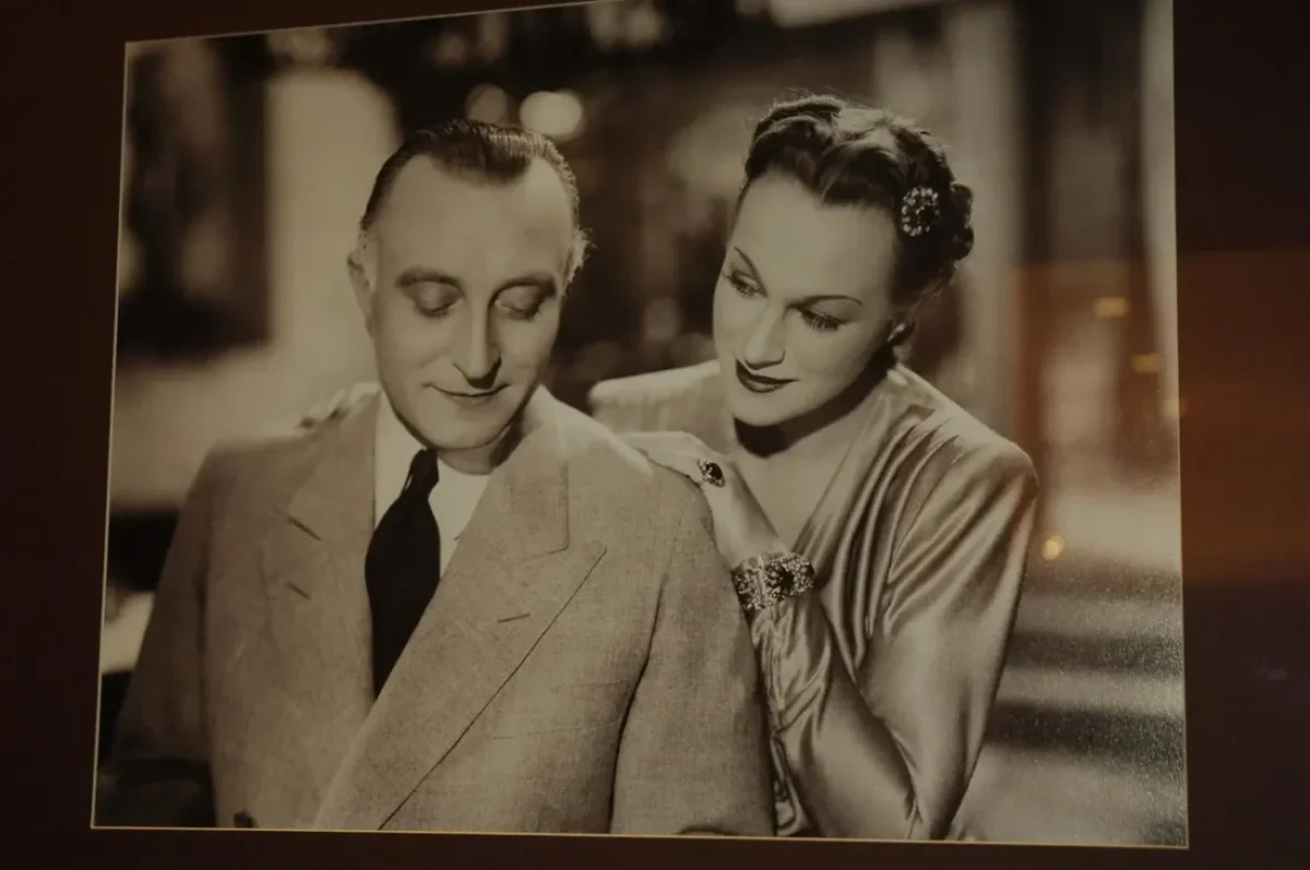 Černobílý snímek muže a ženy.