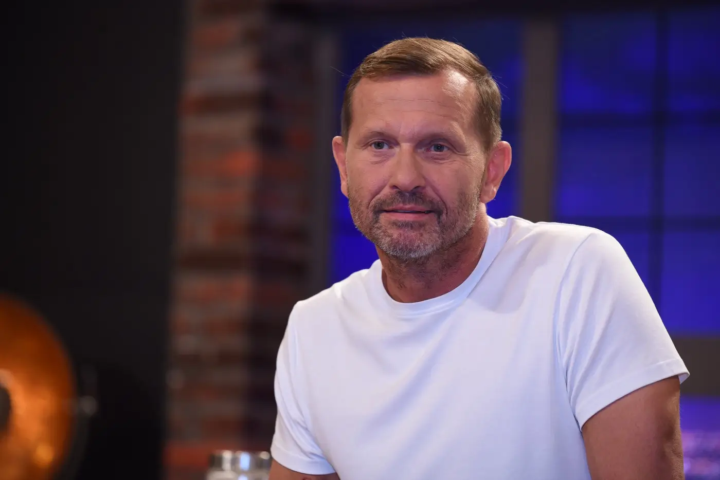 profimedia-0718407097 | TVGURU.cz Jaromír Soukup sedí ve studiu.