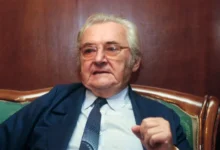 Jiří Sovák sedící v křesle.
