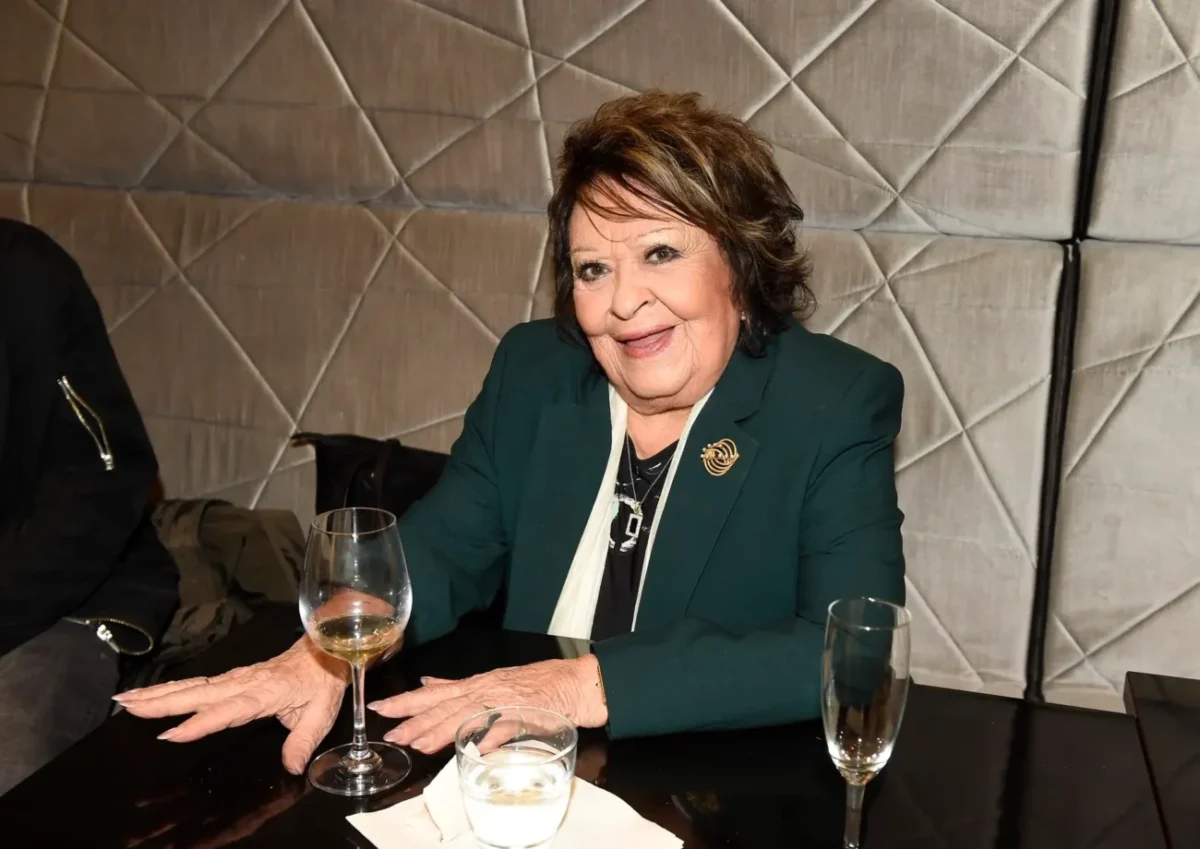 Usměvavá Jiřina Bohdalová s přípitkem.