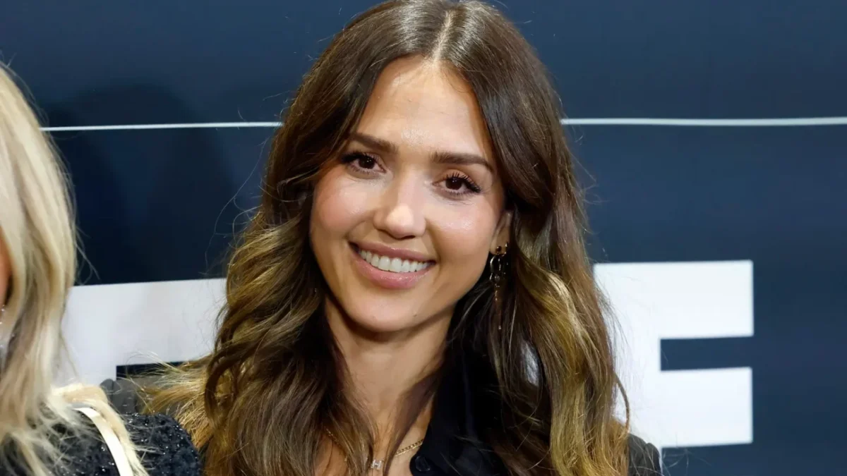 Jessica Alba pózuje fotografům.