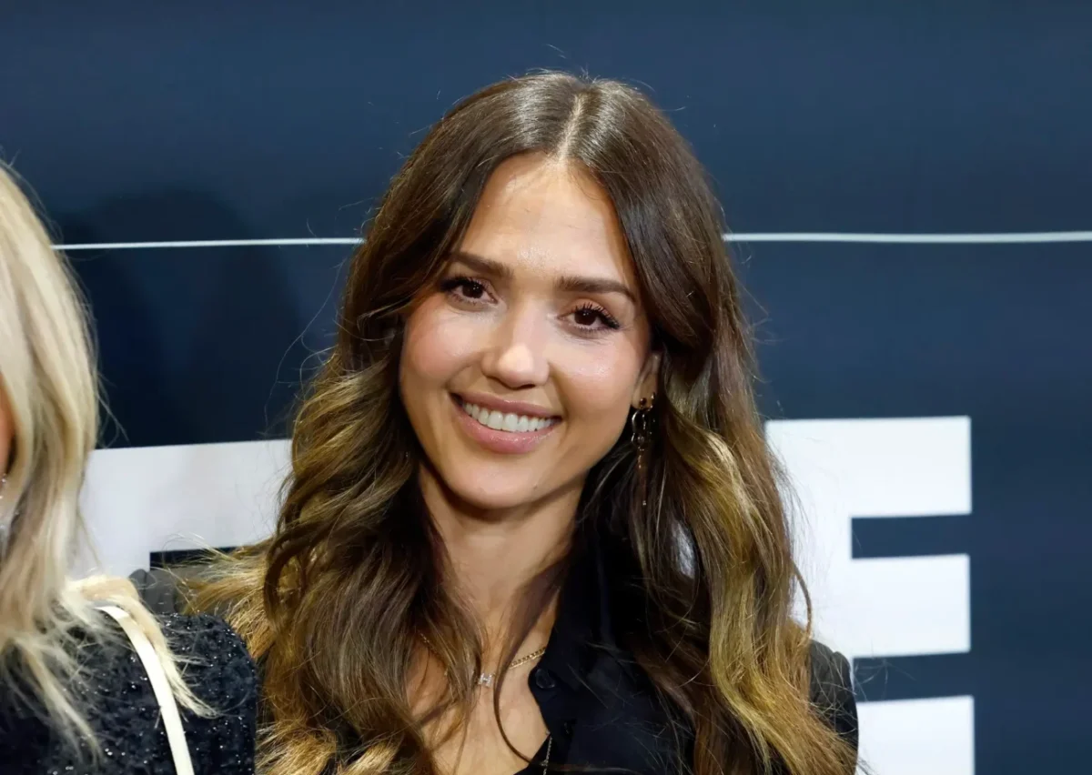 Jessica Alba pózuje fotografům.