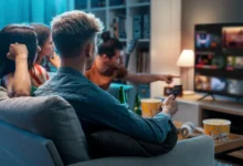 Parta přátel sleduje televizi a právě vybírá film z nabídky.