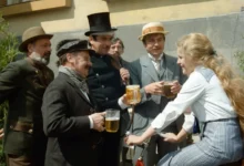 Scéna z filmu Postřižiny, kdy jede Maryška na kole.