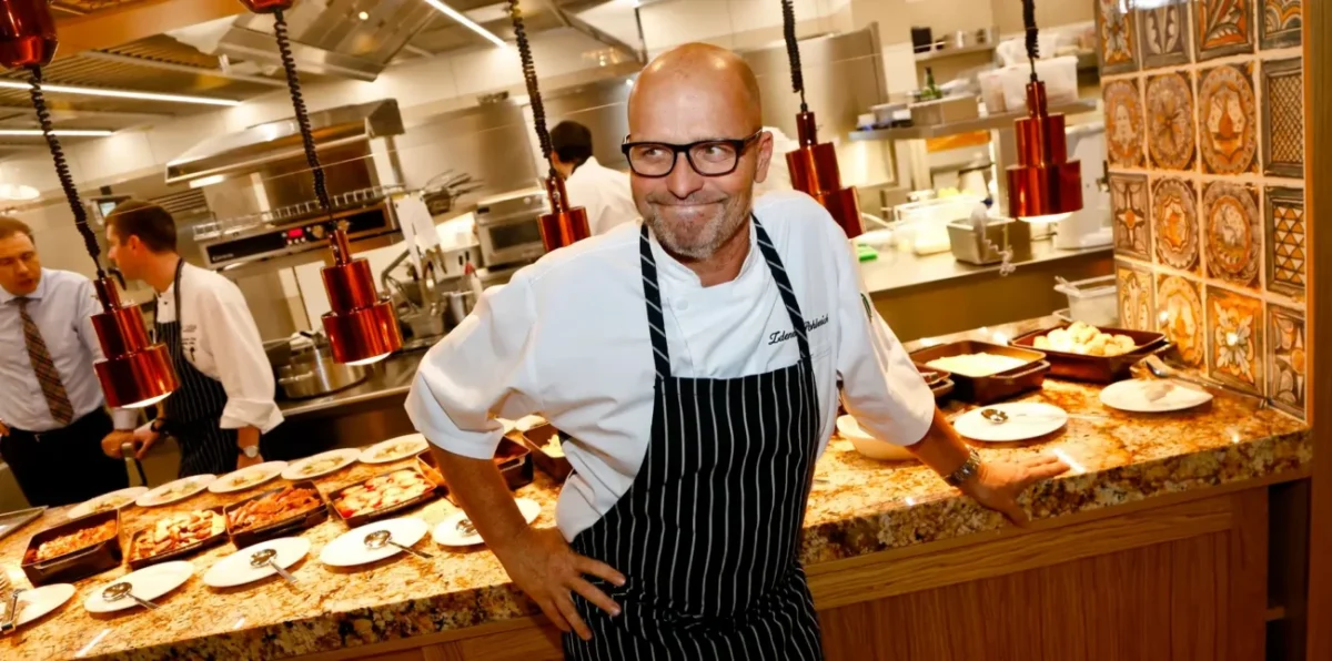 český šéfkuchař Zdeněk Pohlreich v kuchyni